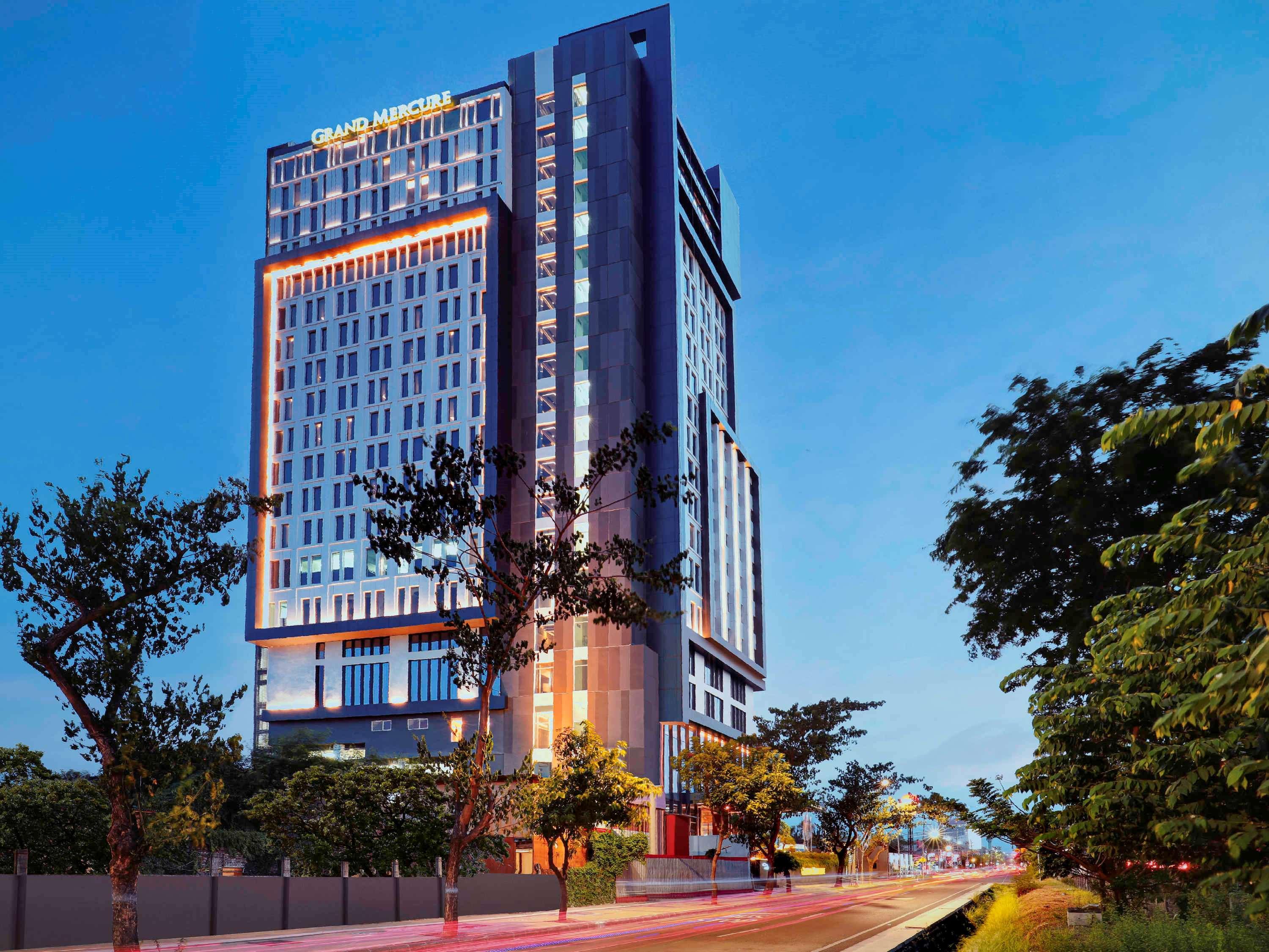 Movenpick Surabaya City Exterior photo