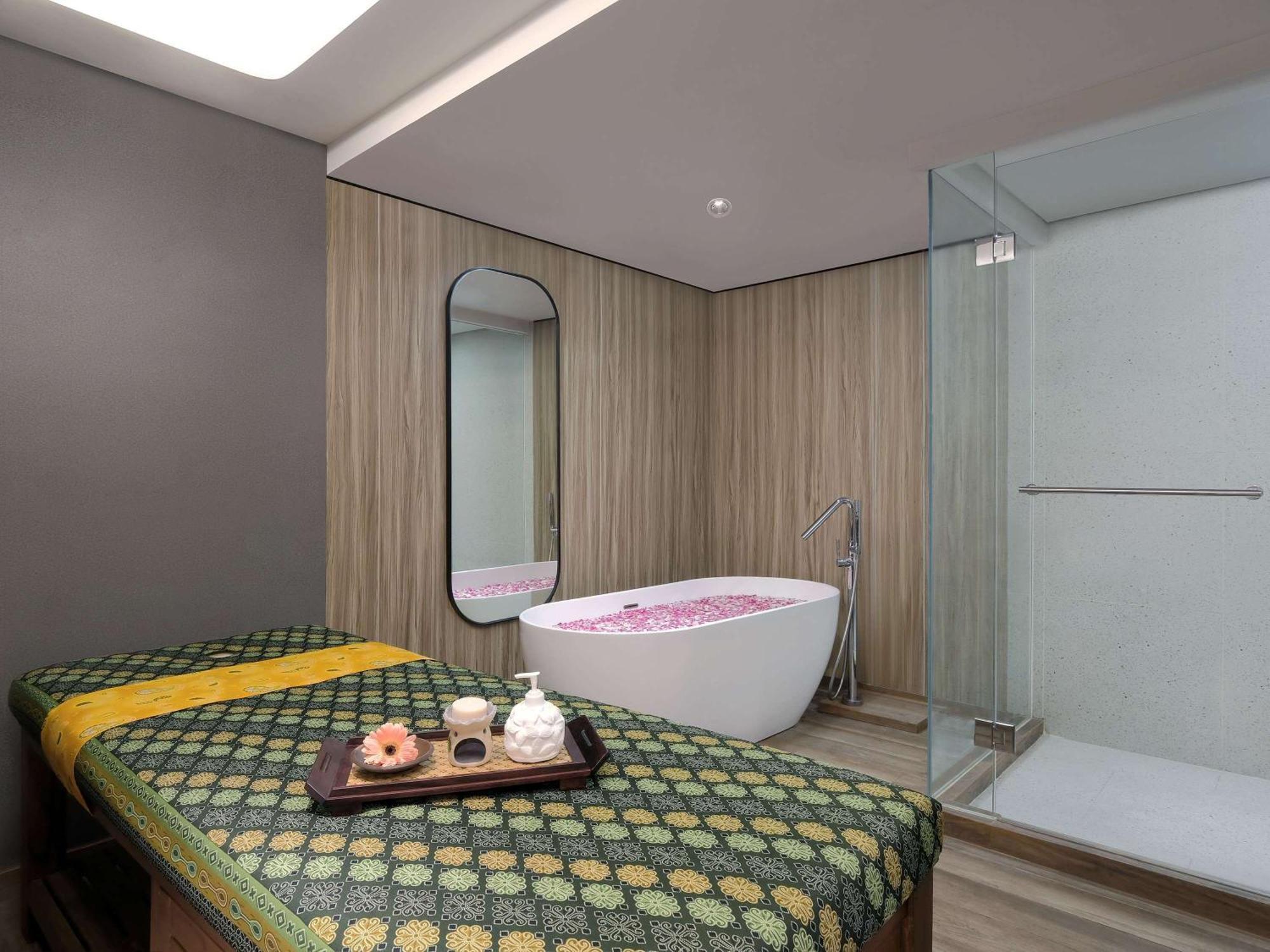 Movenpick Surabaya City Exterior photo