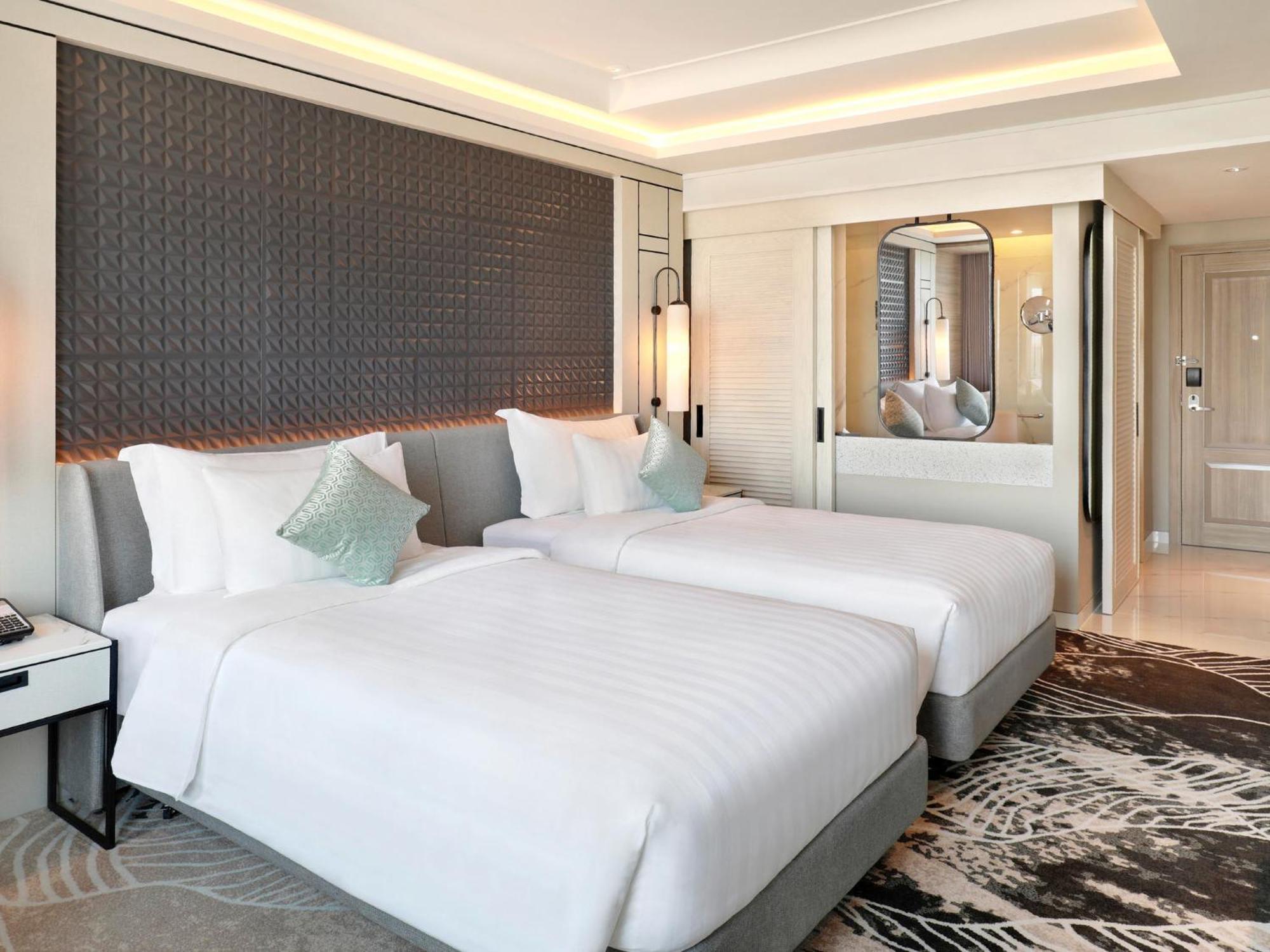 Movenpick Surabaya City Exterior photo