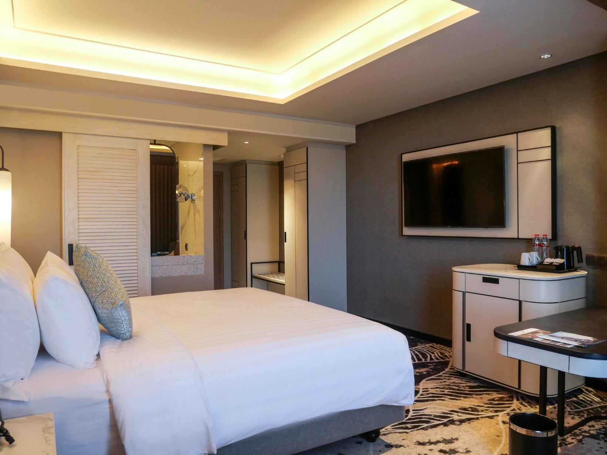 Movenpick Surabaya City Exterior photo