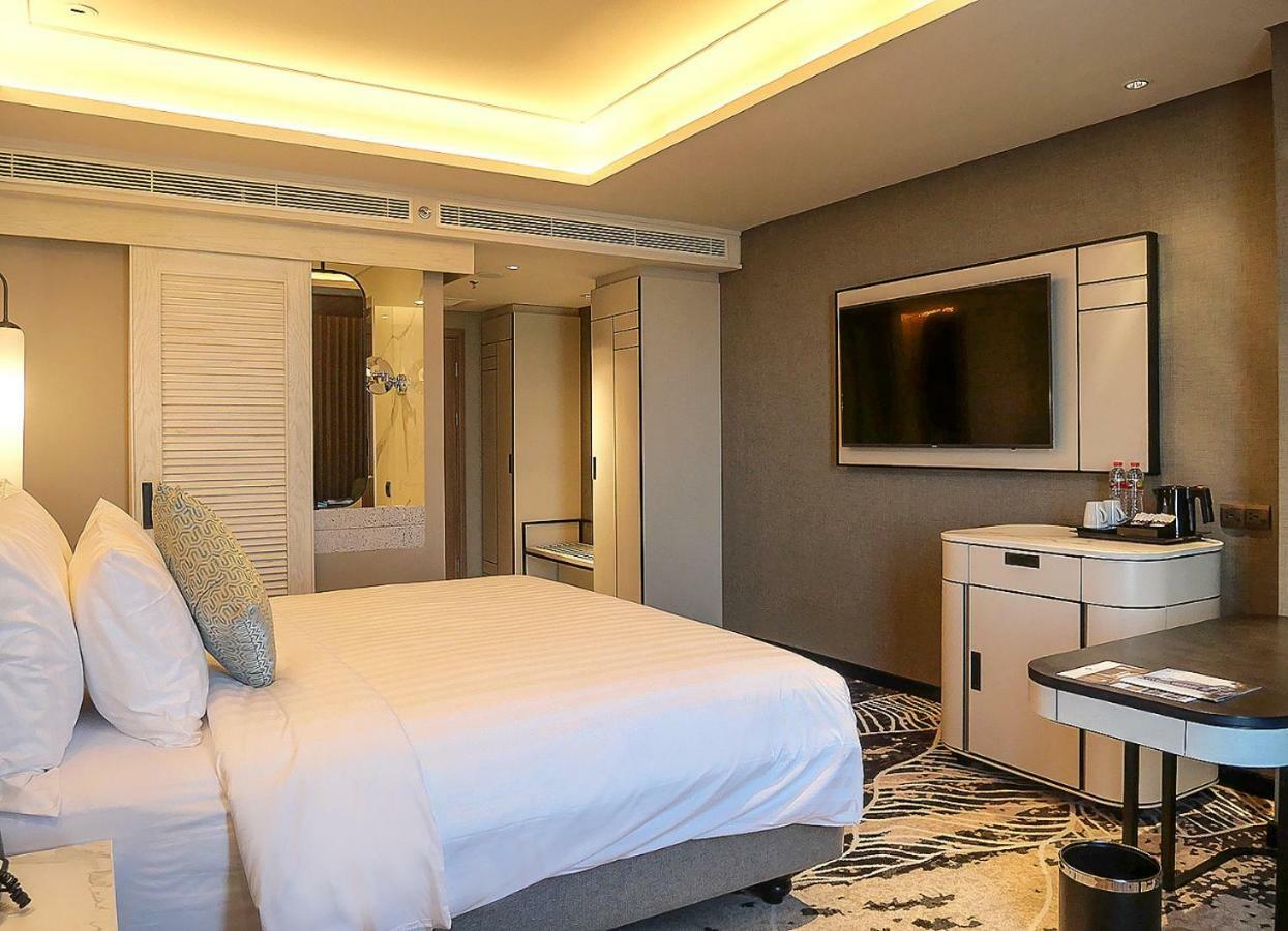Movenpick Surabaya City Exterior photo