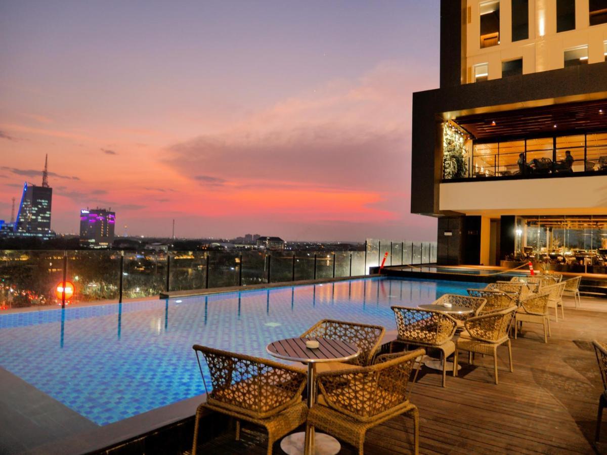 Movenpick Surabaya City Exterior photo
